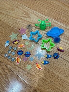 Space-Themed Kids Accessory Set with Green Alien and Blue Planet